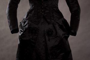 Suknia jedwabna czarna około 1875-1880 -9117